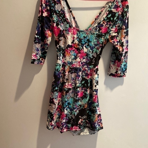 016. FLOWERY DRESS - Picture 1 of 3